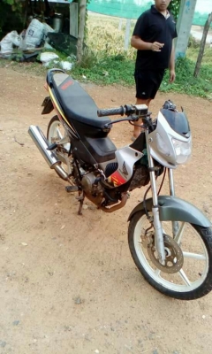 ขายรถมอเตอร์ไซค์ Honda sonic  ทะเบียนพร้อมโอน ภาษีขาดเกิน รถปี45 ขับได้เลย ขายตามสภาพ โทร.098-774-3726