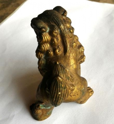 สิงโตจีน งานทองเหลืองเก่าสุดๆ ก้นอุดพุทธคุณ ไว้ตั้งโต๊ะทำงานเสริมบารมี สูง3.7นิ้ว กว้าง 3.5นิ้ว น้ำหนักเยอะครับ