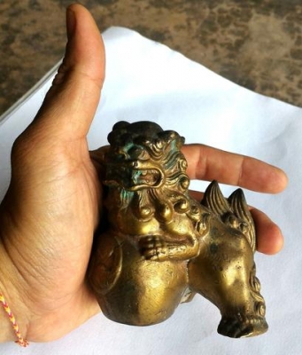 สิงโตจีน งานทองเหลืองเก่าสุดๆ ก้นอุดพุทธคุณ ไว้ตั้งโต๊ะทำงานเสริมบารมี สูง3.7นิ้ว กว้าง 3.5นิ้ว น้ำหนักเยอะครับ