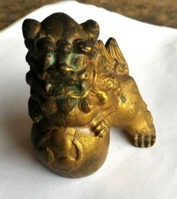 สิงโตจีน งานทองเหลืองเก่าสุดๆ ก้นอุดพุทธคุณ ไว้ตั้งโต๊ะทำงานเสริมบารมี สูง3.7นิ้ว กว้าง 3.5นิ้ว น้ำหนักเยอะครับ