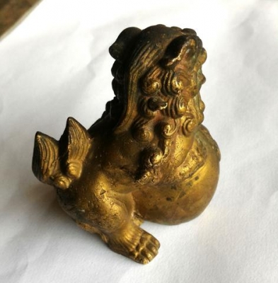 สิงโตจีน งานทองเหลืองเก่าสุดๆ ก้นอุดพุทธคุณ ไว้ตั้งโต๊ะทำงานเสริมบารมี สูง3.7นิ้ว กว้าง 3.5นิ้ว น้ำหนักเยอะครับ