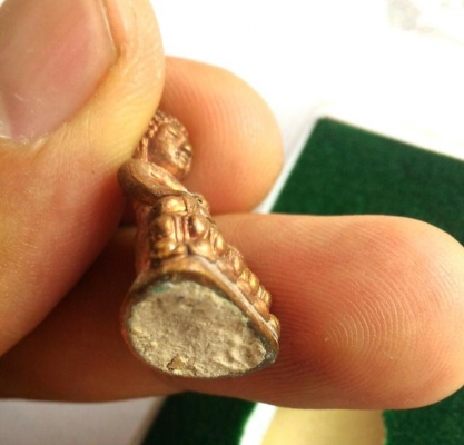 กริ่งพระพุทโธน้อย วัดอาวุธ ใต้ฐานอุดผงมวลสารเก่า ของคุณแม่ชีบุญเรือน โตงบุญเติม