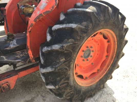 รถไถ KUBOTA  M5000. 2 เพลา.  ( รถทำงาน 2,8xx ชม. )     สนใจติดต่อ  081 - 6079515