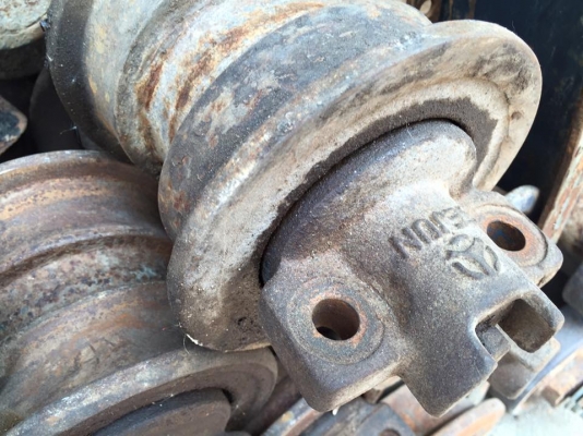 โรลเลอร์รถขุด KOMATSU D20 เก่าญี่ปุ่น ราคา 2,000 บาท โรลเลอร์รถขุด KOMATSU D20 เก่าญี่ปุ่น ราคา 2,000 บาท