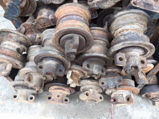 โรลเลอร์รถขุด KOMATSU D20 เก่าญี่ปุ่น ราคา 2,000 บาท โรลเลอร์รถขุด KOMATSU D20 เก่าญี่ปุ่น ราคา 2,000 บาท