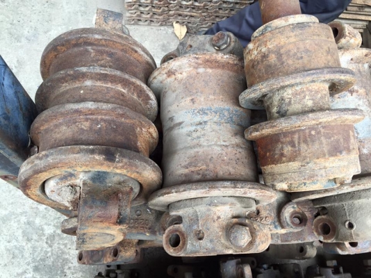 โรลเลอร์รถขุด CAT 240 เก่าญี่ปุ่น ราคา 2,000 บาท โรลเลอร์รถขุด CAT 240 เก่าญี่ปุ่น ราคา 2,000 บาท