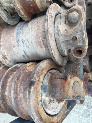 โรลเลอร์รถขุด CAT 240 เก่าญี่ปุ่น ราคา 2,000 บาท โรลเลอร์รถขุด CAT 240 เก่าญี่ปุ่น ราคา 2,000 บาท