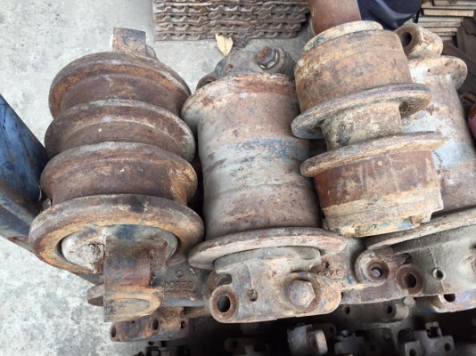 โรลเลอร์รถขุด CAT 240 เก่าญี่ปุ่น ราคา 2,000 บาท โรลเลอร์รถขุด CAT 240 เก่าญี่ปุ่น ราคา 2,000 บาท