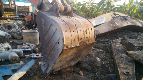 ขายบุ้งกี้ใส่รถแมคโค. รุ่น200 สวยครับ ติดกับรถสภาพเก่านอก