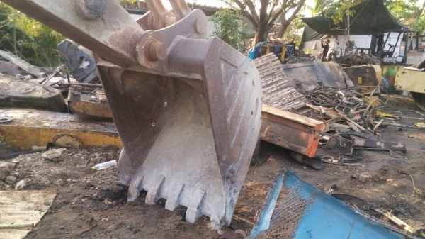 ขายบุ้งกี้ใส่รถแมคโค. รุ่น200 สวยครับ ติดกับรถสภาพเก่านอก