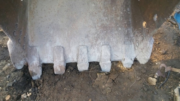 ขายบุ้งกี้ใส่รถแมคโค. รุ่น200 สวยครับ ติดกับรถสภาพเก่านอก