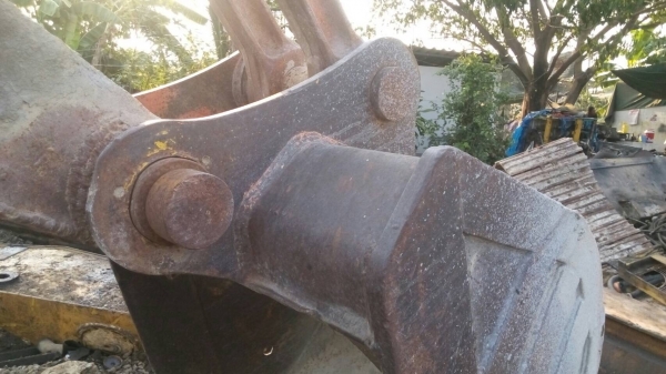 ขายบุ้งกี้ใส่รถแมคโค. รุ่น200 สวยครับ ติดกับรถสภาพเก่านอก