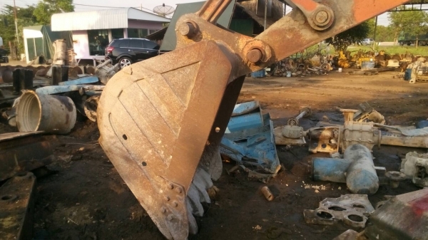 ขายบุ้งกี้ใส่รถแมคโค. รุ่น200 สวยครับ ติดกับรถสภาพเก่านอก