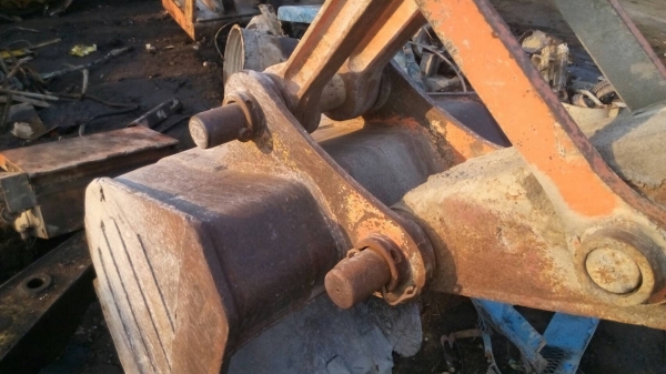 ขายบุ้งกี้ใส่รถแมคโค. รุ่น200 สวยครับ ติดกับรถสภาพเก่านอก