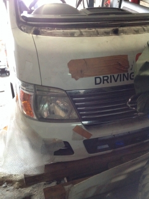 ขายด่วน!!! หัวตัดรถตู้ นิสสัน E 25 พร้อมเครื่อง ZD 30 เทอร์โบ อินเตอร์ เกียร์ออโต้ อุปกรณ์ครบ