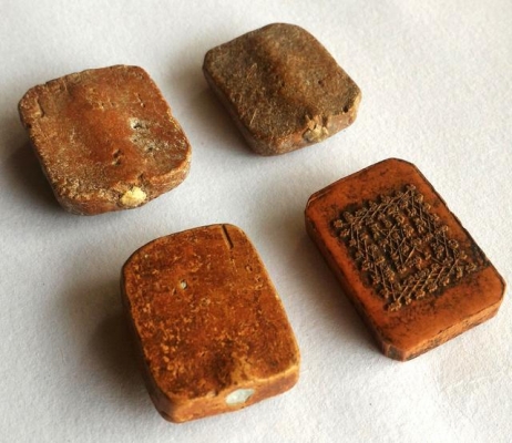 หลวงพ่อปาน เนื้อดินอุดผงเก่า หลังยันต์เกาะเพชร ชุดนี้ 4 องค์ องค์ละ 500บ.