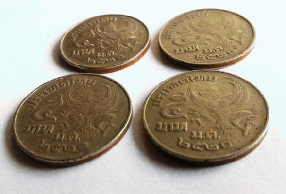 เงินเก่าเหรียญ 5 บาท ปี 2522 ชุดนี้มี 4 เหรียญ หายากแล้วครับ เหรียญละ 500บ.