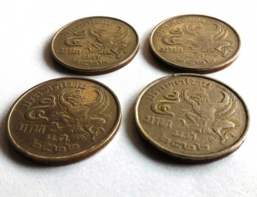เงินเก่าเหรียญ 5 บาท ปี 2522 ชุดนี้มี 4 เหรียญ หายากแล้วครับ เหรียญละ 500บ.