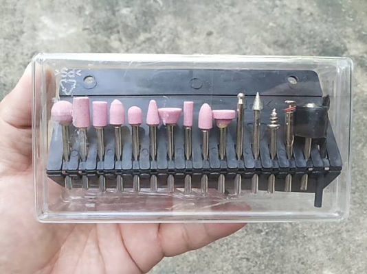 เจียร์ Okura แบบมีสายอ่อน ขนาด 135 W พร้อมอุปกรณ์ครบครับ ในกล่อง ทั้ง หัวแปลงจับดอก 2 มม. ใบตัดไฟเบอร์ ดอกขัด ลูกยางจับกระดาษทราย ลูกผ้าไว้ปัดเงา ปรับความเร็วรอบได้ รูจับดอก 3 มม. มาตรฐานเครื่องเจียร์มือทั่ว ๆ ไป แต่สามารถเปลี่ยนไปจับดอกแกน 2 มม.ได้ แค่หม