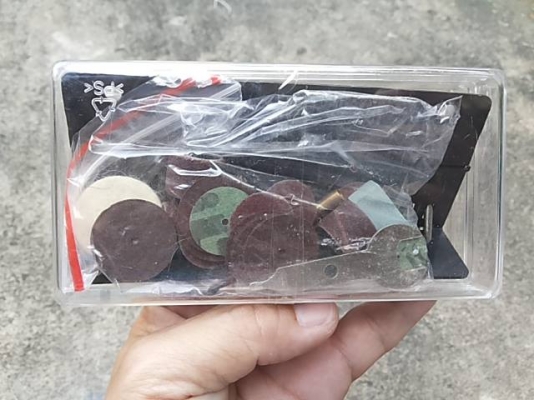 เจียร์ Okura แบบมีสายอ่อน ขนาด 135 W พร้อมอุปกรณ์ครบครับ ในกล่อง ทั้ง หัวแปลงจับดอก 2 มม. ใบตัดไฟเบอร์ ดอกขัด ลูกยางจับกระดาษทราย ลูกผ้าไว้ปัดเงา ปรับความเร็วรอบได้ รูจับดอก 3 มม. มาตรฐานเครื่องเจียร์มือทั่ว ๆ ไป แต่สามารถเปลี่ยนไปจับดอกแกน 2 มม.ได้ แค่หม