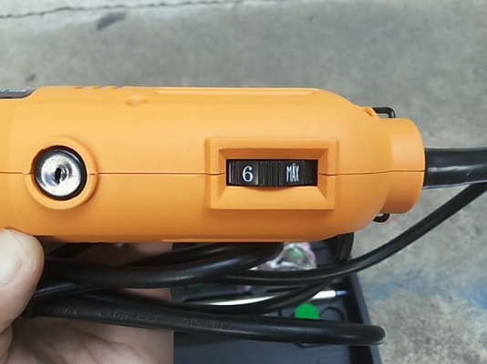 เจียร์ Okura แบบมีสายอ่อน ขนาด 135 W พร้อมอุปกรณ์ครบครับ ในกล่อง ทั้ง หัวแปลงจับดอก 2 มม. ใบตัดไฟเบอร์ ดอกขัด ลูกยางจับกระดาษทราย ลูกผ้าไว้ปัดเงา ปรับความเร็วรอบได้ รูจับดอก 3 มม. มาตรฐานเครื่องเจียร์มือทั่ว ๆ ไป แต่สามารถเปลี่ยนไปจับดอกแกน 2 มม.ได้ แค่หม