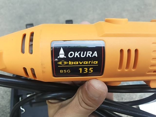 เจียร์ Okura แบบมีสายอ่อน ขนาด 135 W พร้อมอุปกรณ์ครบครับ ในกล่อง ทั้ง หัวแปลงจับดอก 2 มม. ใบตัดไฟเบอร์ ดอกขัด ลูกยางจับกระดาษทราย ลูกผ้าไว้ปัดเงา ปรับความเร็วรอบได้ รูจับดอก 3 มม. มาตรฐานเครื่องเจียร์มือทั่ว ๆ ไป แต่สามารถเปลี่ยนไปจับดอกแกน 2 มม.ได้ แค่หม