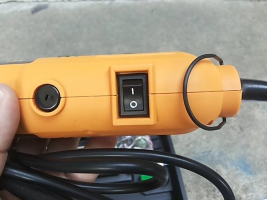 เจียร์ Okura แบบมีสายอ่อน ขนาด 135 W พร้อมอุปกรณ์ครบครับ ในกล่อง ทั้ง หัวแปลงจับดอก 2 มม. ใบตัดไฟเบอร์ ดอกขัด ลูกยางจับกระดาษทราย ลูกผ้าไว้ปัดเงา ปรับความเร็วรอบได้ รูจับดอก 3 มม. มาตรฐานเครื่องเจียร์มือทั่ว ๆ ไป แต่สามารถเปลี่ยนไปจับดอกแกน 2 มม.ได้ แค่หม