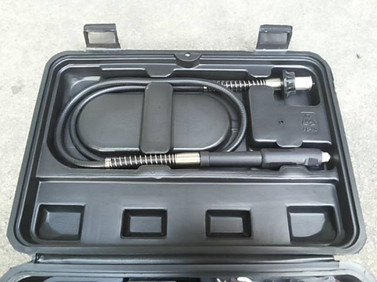 เจียร์ Okura แบบมีสายอ่อน ขนาด 135 W พร้อมอุปกรณ์ครบครับ ในกล่อง ทั้ง หัวแปลงจับดอก 2 มม. ใบตัดไฟเบอร์ ดอกขัด ลูกยางจับกระดาษทราย ลูกผ้าไว้ปัดเงา ปรับความเร็วรอบได้ รูจับดอก 3 มม. มาตรฐานเครื่องเจียร์มือทั่ว ๆ ไป แต่สามารถเปลี่ยนไปจับดอกแกน 2 มม.ได้ แค่หม