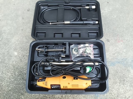 เจียร์ Okura แบบมีสายอ่อน ขนาด 135 W พร้อมอุปกรณ์ครบครับ ในกล่อง ทั้ง หัวแปลงจับดอก 2 มม. ใบตัดไฟเบอร์ ดอกขัด ลูกยางจับกระดาษทราย ลูกผ้าไว้ปัดเงา ปรับความเร็วรอบได้ รูจับดอก 3 มม. มาตรฐานเครื่องเจียร์มือทั่ว ๆ ไป แต่สามารถเปลี่ยนไปจับดอกแกน 2 มม.ได้ แค่หม