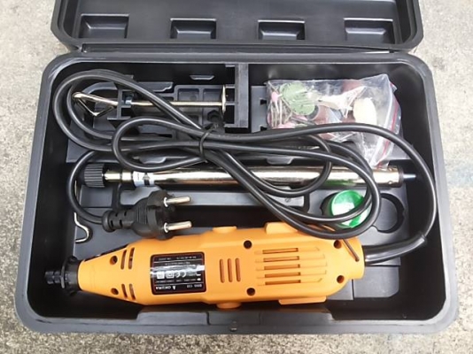 เจียร์ Okura แบบมีสายอ่อน ขนาด 135 W พร้อมอุปกรณ์ครบครับ ในกล่อง ทั้ง หัวแปลงจับดอก 2 มม. ใบตัดไฟเบอร์ ดอกขัด ลูกยางจับกระดาษทราย ลูกผ้าไว้ปัดเงา ปรับความเร็วรอบได้ รูจับดอก 3 มม. มาตรฐานเครื่องเจียร์มือทั่ว ๆ ไป แต่สามารถเปลี่ยนไปจับดอกแกน 2 มม.ได้ แค่หม