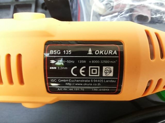 เจียร์ Okura แบบมีสายอ่อน ขนาด 135 W พร้อมอุปกรณ์ครบครับ ในกล่อง ทั้ง หัวแปลงจับดอก 2 มม. ใบตัดไฟเบอร์ ดอกขัด ลูกยางจับกระดาษทราย ลูกผ้าไว้ปัดเงา ปรับความเร็วรอบได้ รูจับดอก 3 มม. มาตรฐานเครื่องเจียร์มือทั่ว ๆ ไป แต่สามารถเปลี่ยนไปจับดอกแกน 2 มม.ได้ แค่หม