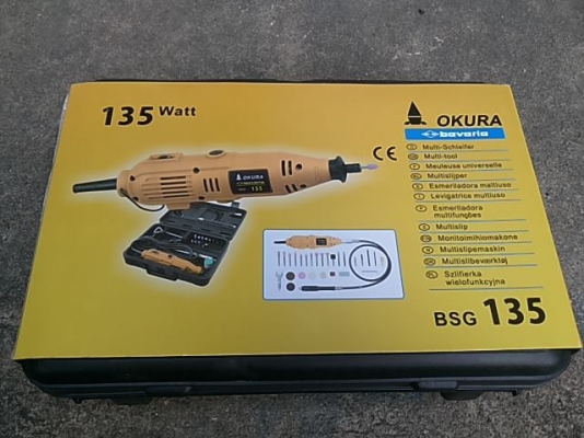 เจียร์ Okura แบบมีสายอ่อน ขนาด 135 W พร้อมอุปกรณ์ครบครับ ในกล่อง ทั้ง หัวแปลงจับดอก 2 มม. ใบตัดไฟเบอร์ ดอกขัด ลูกยางจับกระดาษทราย ลูกผ้าไว้ปัดเงา ปรับความเร็วรอบได้ รูจับดอก 3 มม. มาตรฐานเครื่องเจียร์มือทั่ว ๆ ไป แต่สามารถเปลี่ยนไปจับดอกแกน 2 มม.ได้ แค่หม