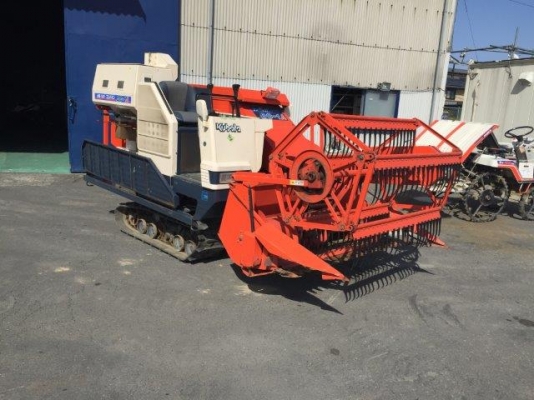 รถเกี่ยวข้าวพร้อมนวดในตัว KUBOTA   DC-1A  เก่านอกสภาพพร้อมใช้