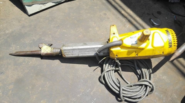 แย้กสกัดปูนคอนกรีต WACKER Made in Germany ขนาด 3 HP 380V. ยาว 110 cm. งานเยอรมันตัวใหญ่เจาะแรงมาเทสก่อนได้.