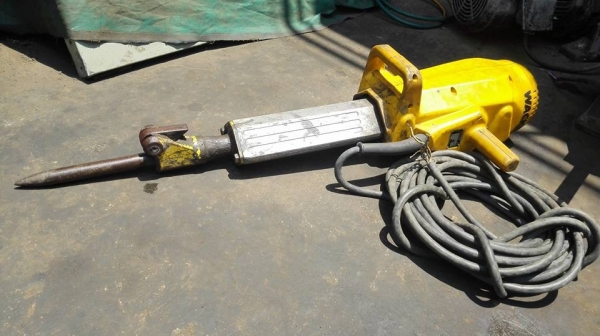 แย้กสกัดปูนคอนกรีต WACKER Made in Germany ขนาด 3 HP 380V. ยาว 110 cm. งานเยอรมันตัวใหญ่เจาะแรงมาเทสก่อนได้.