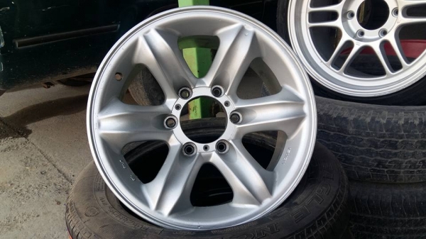 ขายล้อแม็ก isuzu เล็บเหยี่ยว 16" สนใจติดต่อ ตาเล็ก ล้อและยางครับ 081-3747940