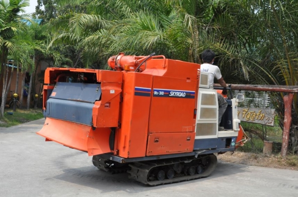 ขายรถเกี่ยว นวดข้าวKUBOTA R1-30 ดีเซล4สูบ 30แรง สวยเดิมจากญี่ปุ่น 99,000เท่านั้น!!