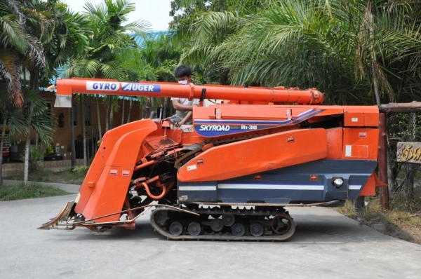 ขายรถเกี่ยว นวดข้าวKUBOTA R1-30 ดีเซล4สูบ 30แรง สวยเดิมจากญี่ปุ่น 99,000เท่านั้น!!