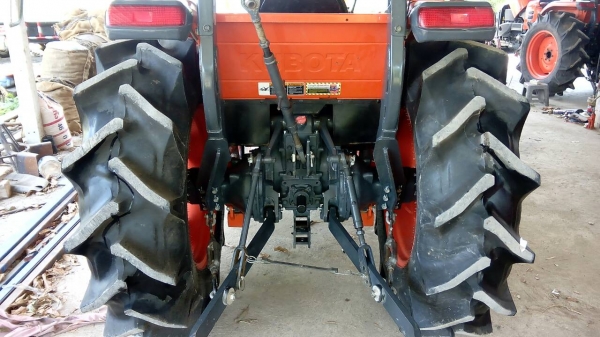 KUBOTA  L 4708 SP (4WD)  2 เพลา   สภาพใหม่สวยๆ   ชั่วโมงใช้   งานน้อย  สีเดิมทั้งคัน  พร้อมชุดใบมีดดันหน้า  ผาน4