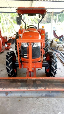 KUBOTA  L 4708 SP (4WD)  2 เพลา   สภาพใหม่สวยๆ   ชั่วโมงใช้   งานน้อย  สีเดิมทั้งคัน  พร้อมชุดใบมีดดันหน้า  ผาน4