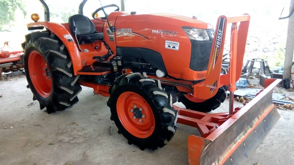 KUBOTA  L 4708 SP (4WD)  2 เพลา   สภาพใหม่สวยๆ   ชั่วโมงใช้   งานน้อย  สีเดิมทั้งคัน  พร้อมชุดใบมีดดันหน้า  ผาน4