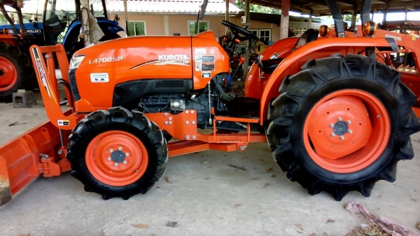 KUBOTA  L 4708 SP (4WD)  2 เพลา   สภาพใหม่สวยๆ   ชั่วโมงใช้   งานน้อย  สีเดิมทั้งคัน  พร้อมชุดใบมีดดันหน้า  ผาน4