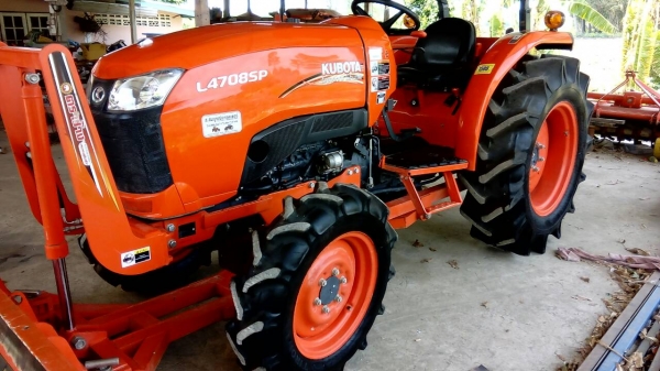 KUBOTA  L 4708 SP (4WD)  2 เพลา   สภาพใหม่สวยๆ   ชั่วโมงใช้   งานน้อย  สีเดิมทั้งคัน  พร้อมชุดใบมีดดันหน้า  ผาน4