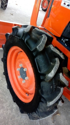 KUBOTA  L 4708 SP (4WD)  2 เพลา   สภาพใหม่สวยๆ   ชั่วโมงใช้   งานน้อย  สีเดิมทั้งคัน  พร้อมชุดใบมีดดันหน้า  ผาน4