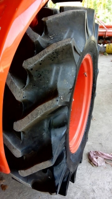 KUBOTA  L 4708 SP (4WD)  2 เพลา   สภาพใหม่สวยๆ   ชั่วโมงใช้   งานน้อย  สีเดิมทั้งคัน  พร้อมชุดใบมีดดันหน้า  ผาน4