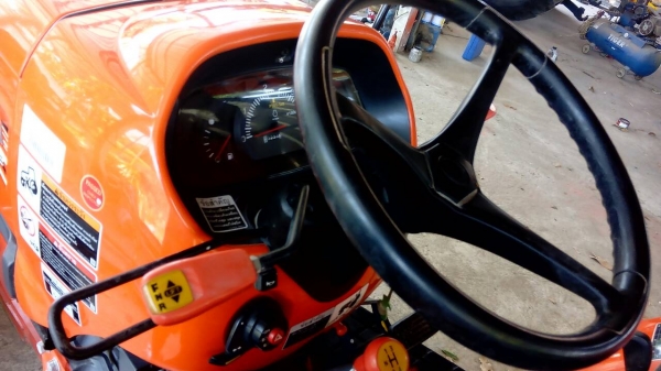 KUBOTA  L 4708 SP (4WD)  2 เพลา   สภาพใหม่สวยๆ   ชั่วโมงใช้   งานน้อย  สีเดิมทั้งคัน  พร้อมชุดใบมีดดันหน้า  ผาน4