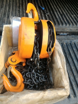 รอกโซ่ 3 ต้น ตรา จระเข้  สภาพค่อนข้างใหม่ ตัวค่อนข้างใหญ่ โซ่โต ใข้ยกของได้ดี