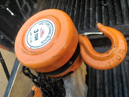 รอกโซ่ 3 ต้น ตรา จระเข้  สภาพค่อนข้างใหม่ ตัวค่อนข้างใหญ่ โซ่โต ใข้ยกของได้ดี