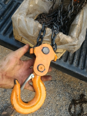 รอกโซ่ 3 ต้น ตรา จระเข้  สภาพค่อนข้างใหม่ ตัวค่อนข้างใหญ่ โซ่โต ใข้ยกของได้ดี