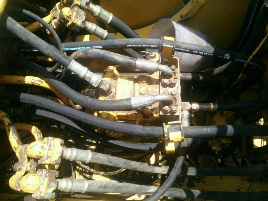 ขายรถขุดแบ็คโค komatsu pc200-6ช่วงล่างใหม่ บุ้งกี๋ใหม่ เอกสารเล่มทะเบียนครบ จัดไฟแนนซ์ได้4แสน เครื่องแน่น บูมสวยพร้อมลุยงาน